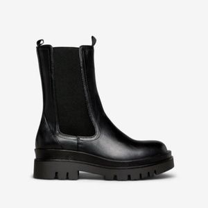 NWT Candide Platform Lug Bootie Size 6 - Black